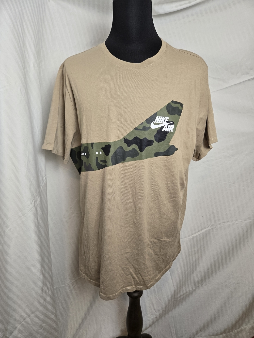 Nike Men’s Tan Camo Logo T-Shirt.  TM